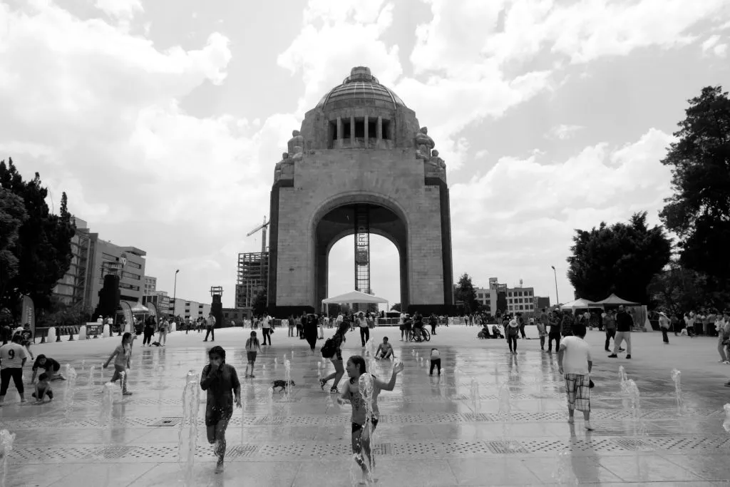Heat wave at Monumento a la Revolución, Mexico City